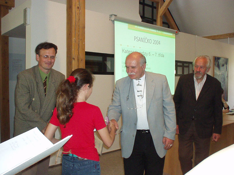 Předseda poroty PaedDr. Václav Miller, JUDr. Zdeněk Lavička, 3. nám. hejtmana KÚ Ústeckého kraje a předseda Sever. klubu spisovatelů Ladislav Muška předávají cenu Nikole Rytířové z Gymnázia Stavbařů