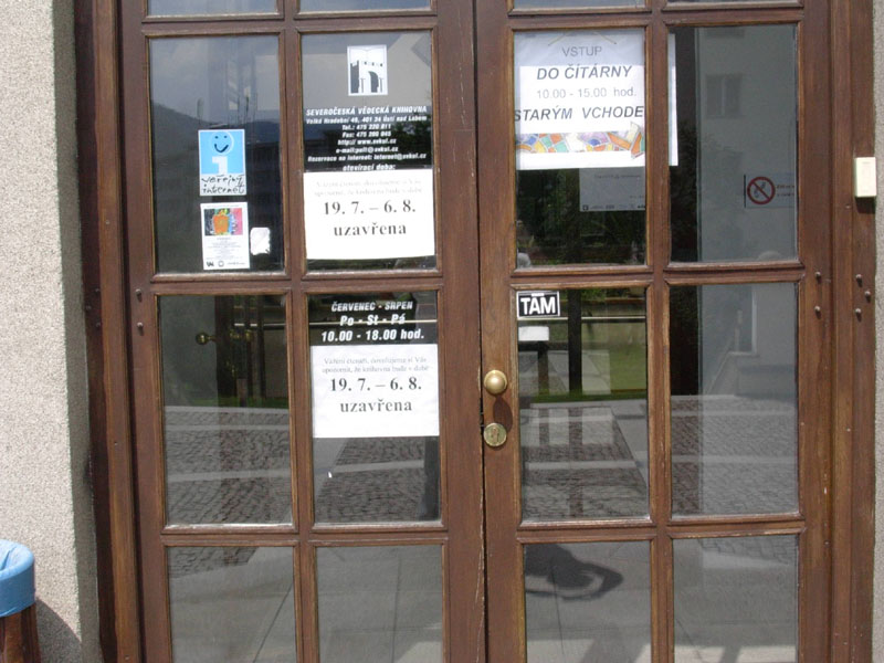O uzavření knihovny informovaly nápisy na budovách ve Velké hradební i W. Churchilla