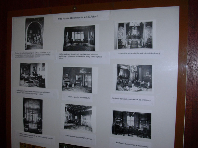 Ve vitríně byly vystaveny fotografie ukazující, jak vypadala Palácová vila H. Weinmanna v 30. letech 20. století