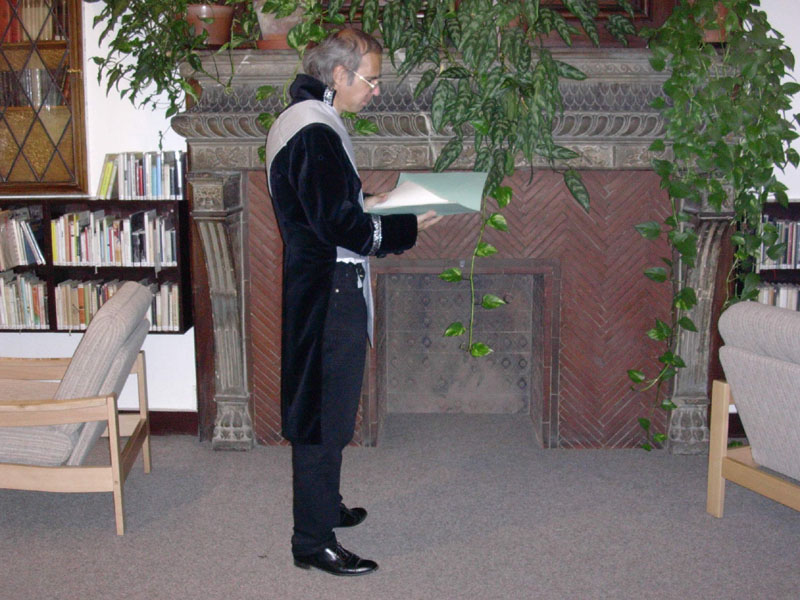 Hans Weinmann v podání ředitele knihovny před krbem údajně dovezeným z Pompejí