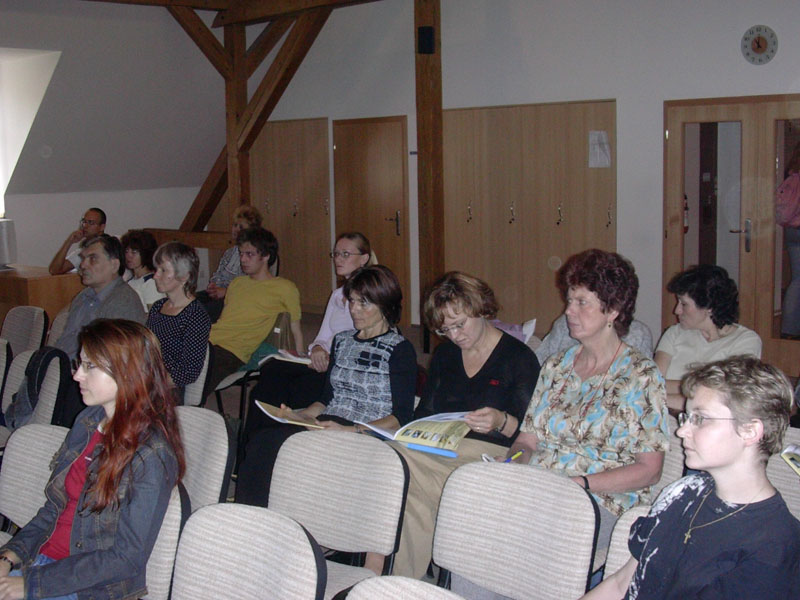 Dne 7.10. se sešli na semináři zájemci o informace, jak opravovat poškozené knihy