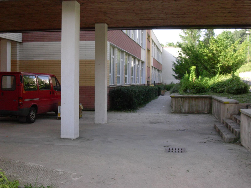 pobočka má vlastní vchod (na snímku jej zakrývá červené auto)