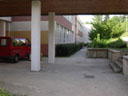 pobočka má vlastní vchod (na snímku jej zakrývá červené auto)