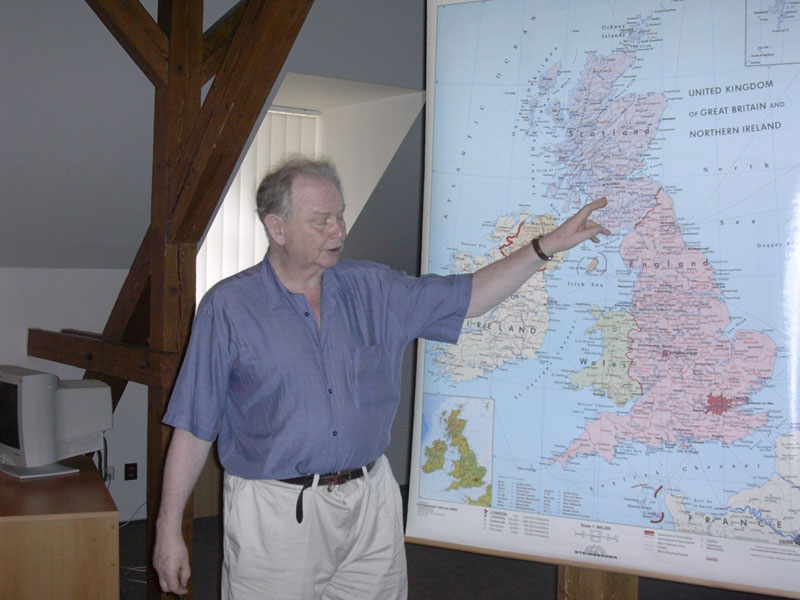 O Walesu poutavě vyprávěl 4. května 2005 Meic Stephens