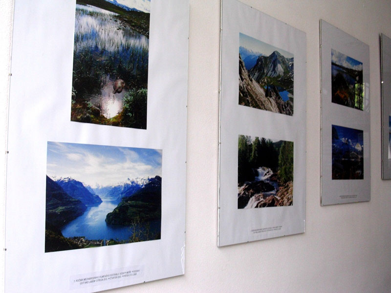 V hale přístavby byla v květnu 2005 instalována výstava barevných fotografií Ladislava Šimka