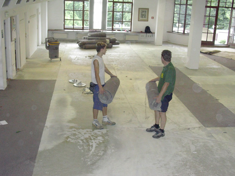 Pracovníci podlahářské firmy Karel při práci