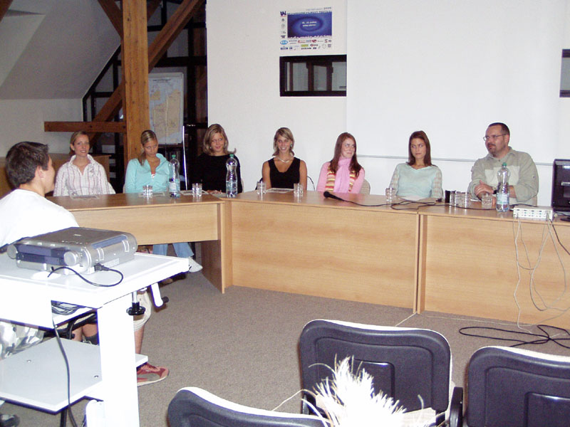 Pohled na šestici finalistek a moderátora, kteří besedovali v knihovně 20. září 2005