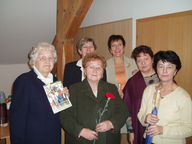 Na oslavy přišli bývalí i současní zaměstnanci (vepředu J. Nedvídková, v další řadě M. Zárubová, J. Hájková, L. Čumplová, vzadu V. Doubková a L. Makovská)
