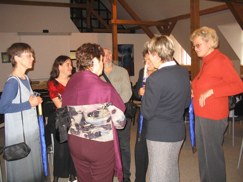 Hlouček bývalých i současných pracovníků knihovny. odleva I. Šulcová, H. Sipková, L. Čumplová, S. Čumpl, M. Lichtenbergová, V. Doubková a J. Skalická