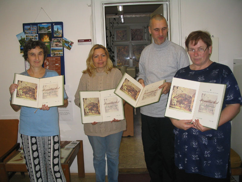 E. Michalcová, I. Zelenková, M. Rylich a J. Šebestová pózují fotografovi s pamětními listy
