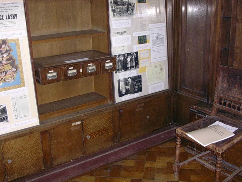 Záběr na dřevěný katalog a na židli, na které sedávali čtenáři již v r. 1949