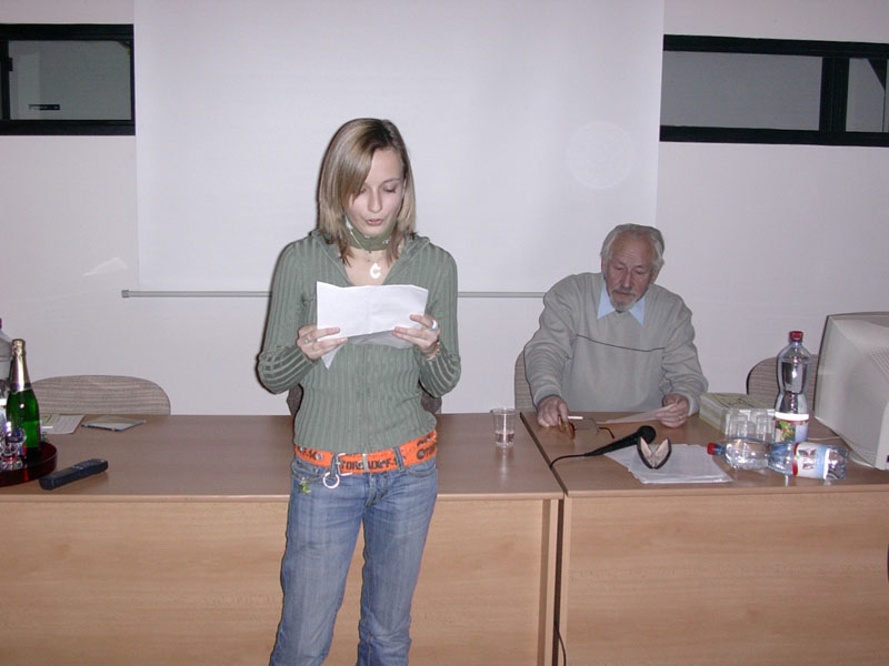 Sdělí nám své jméno dívka, která 31. ledna 2006 četla svou práci ze sborníku Tady jsme doma?