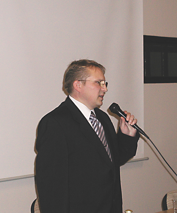 Stekovský místostarosta Pavel Bočekpři zahájení besedy 18. ledna 2006