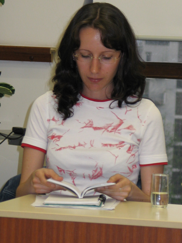 Ze své sbírky poetických textů Hnízda četla třiadvacetiletá Kateřina Kováčová, laureátka Ceny Jiřího Ortena z r. 2005