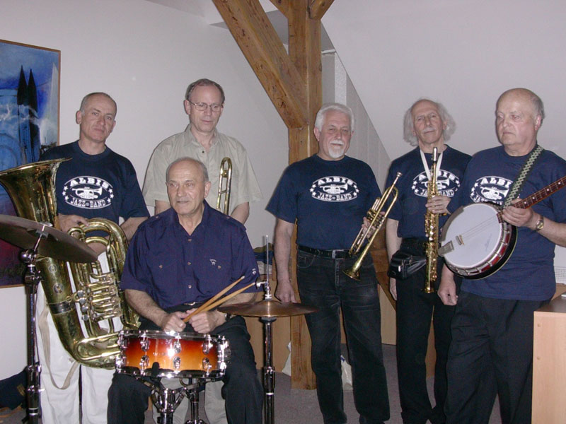 3. května vystoupil v knihovně Ústecký dixieland band