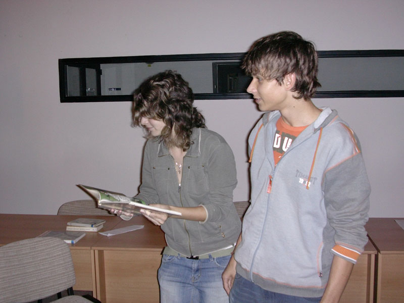Záběr z veřejného říjnového společného čtení žáků ZŠ Palachova konaného  v knihovně 2. října 2006