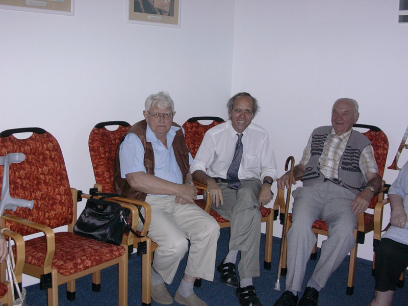 Dne 14. září 2006 besedoval ředitel knihovny (uprostřed) s obyvateli Domova důchodců na Severní Terase o historii knihovny