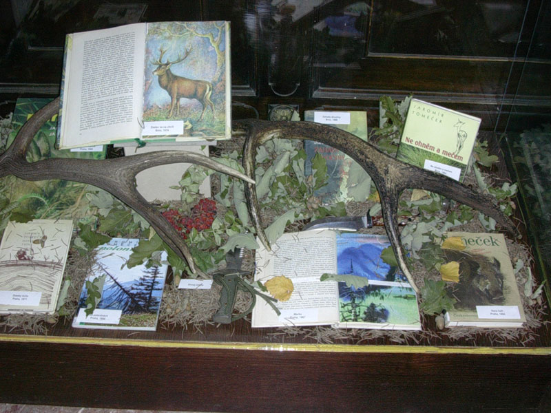 Výstava publikací Jaromíra Tomečka ke 100. výročí narození probíhala ve vestibulu W. Churchilla od 1.9. do 31.10.2006