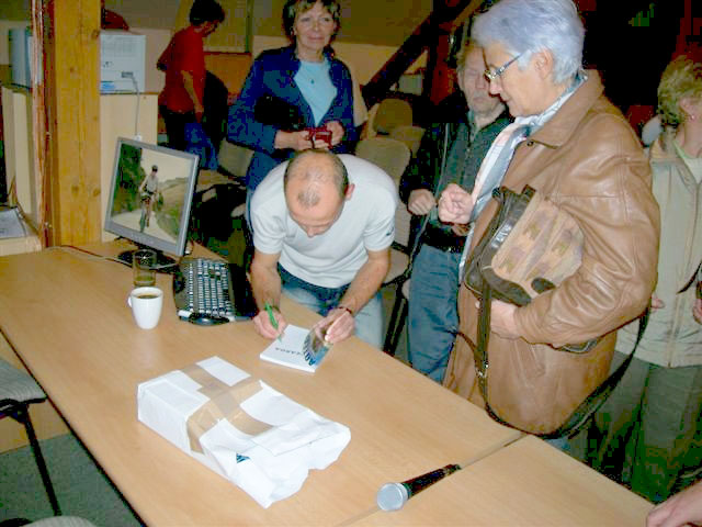 Záběr z autogramiády Karla Stýbla, při níž 8. listopadu 2006 podepisoval knihu Aotearoa. Knihu si můžete u nás půjčit.