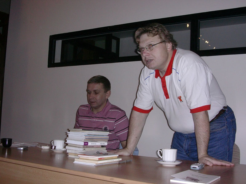 Ivo Harák (vpravo) na semináři Severočeská literární scéna dříve a dnes, konaném 7.12.2006, představil děčínského autora Radka Fridricha