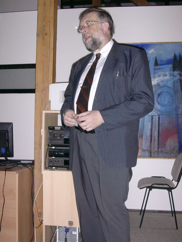 Zdeněk Tarant, lektor RRA ÚK, hovořil 4.4.2007 o zpracování a podání žádosti, pokud chce knihovna získat dotaci z EU