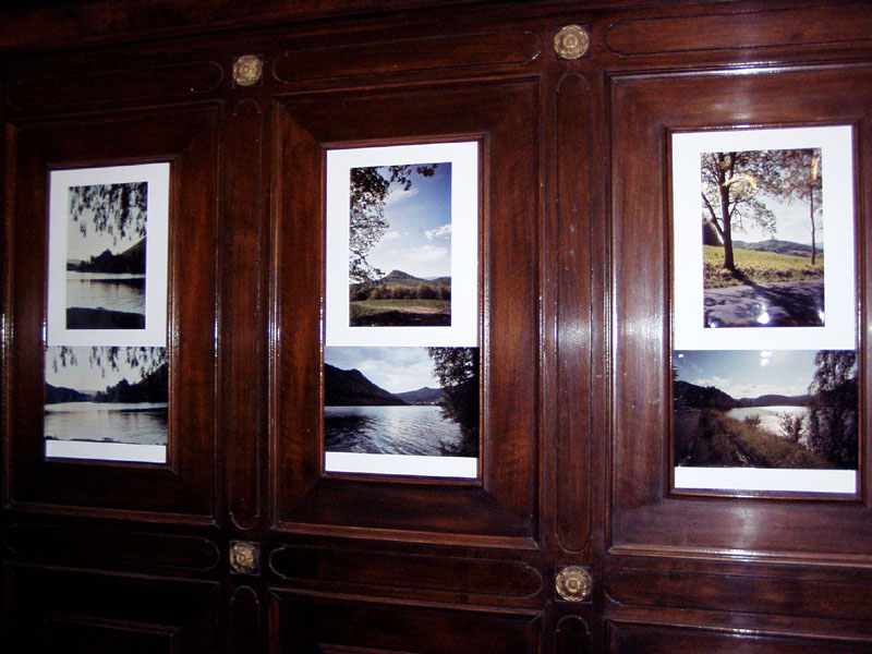 Záběry z výstavy kolekce barevných fotografií německé fotografky Angely Bode nazvané Nostalgie labské krajiny