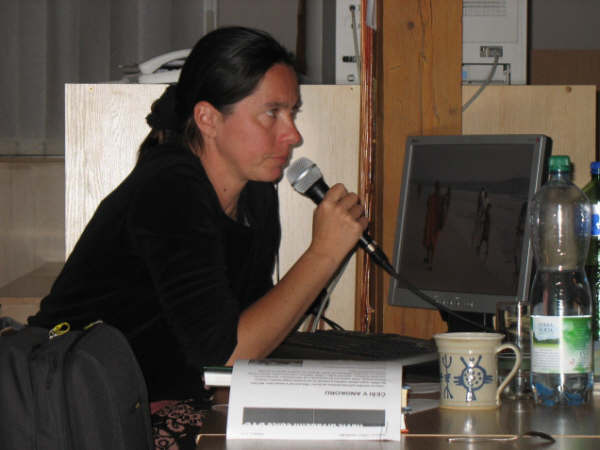Záběr z besedy se Zuzanou Suttnerovou 14.4.2008 o zemi, jejímž synonymem je historicky nedávno objevené království Angkor