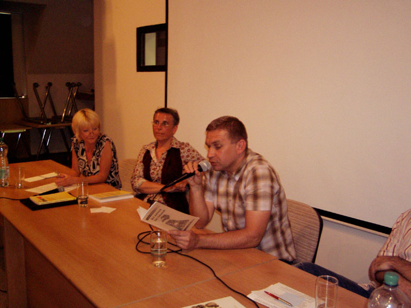 Constanze John (uprostřed) představila 15.5.2008 knihu Spojeni pádem hranice, s mikrofonem v ruce je R. Fridrich