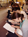 Studenti se zaujetím hledali pravopisné chyby během pořadu Tajemství novinářské češtiny 23.4.2008