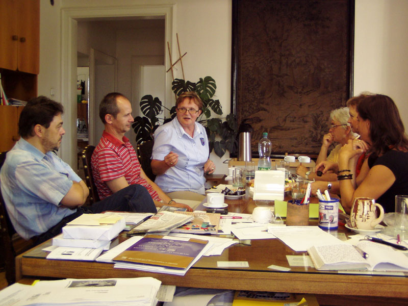 Dne 26. 6.2008 rokovali v knihovně ředitelé pověřených knihoven (na snímku mgr. L. Zoubek, ing. T.Ondrášek, mgr. M.Laurinová, J. Špírková, dr.I. Slunéčková a K. Strnadová)