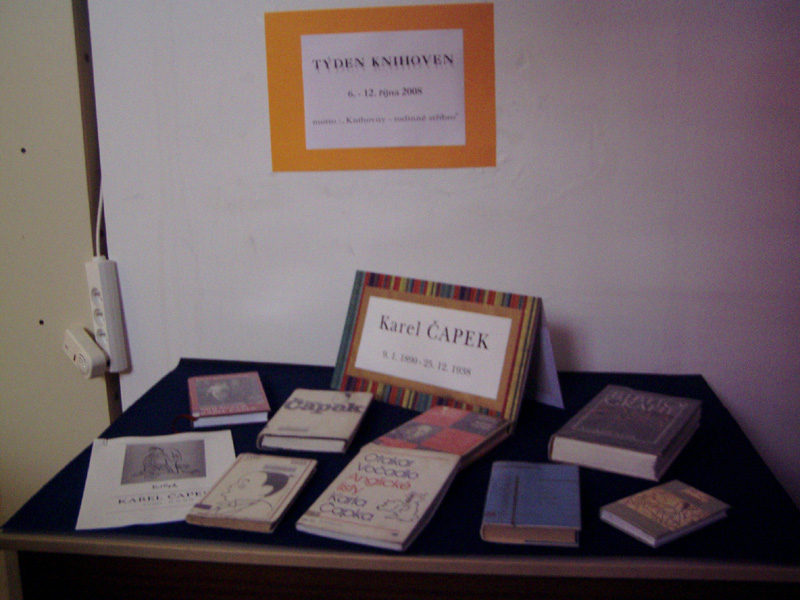 V půjčovně naučné literatury byla instalována malá výstavka knih K. Čapka