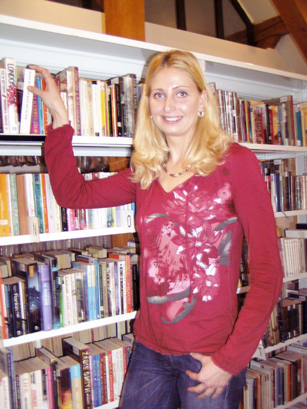 Host festivalu plavkyně Yvetta Hlaváčová ochotně pózovala v oddělení anglické literatury
