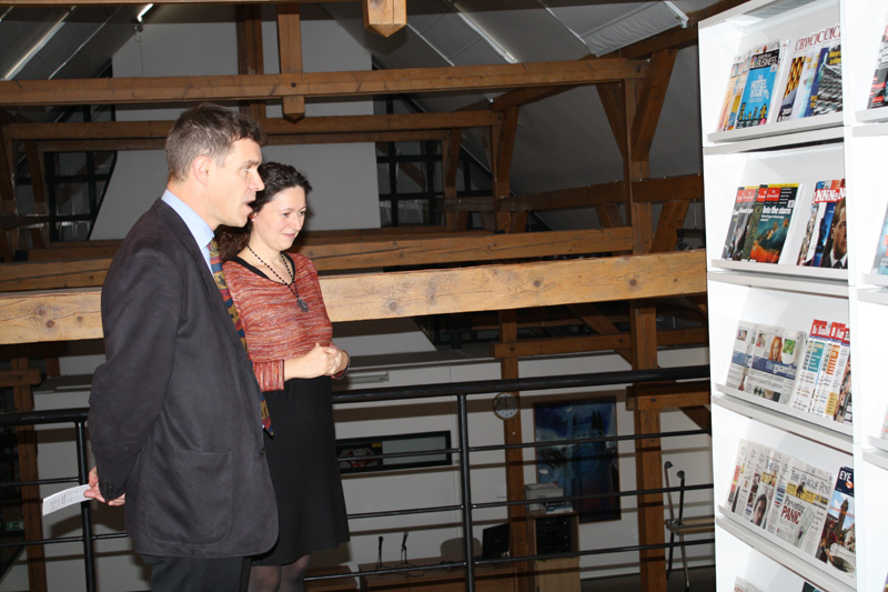 12. prosince navštívil knihovnu Nigel Bellingham, ředitel British Council v Praze