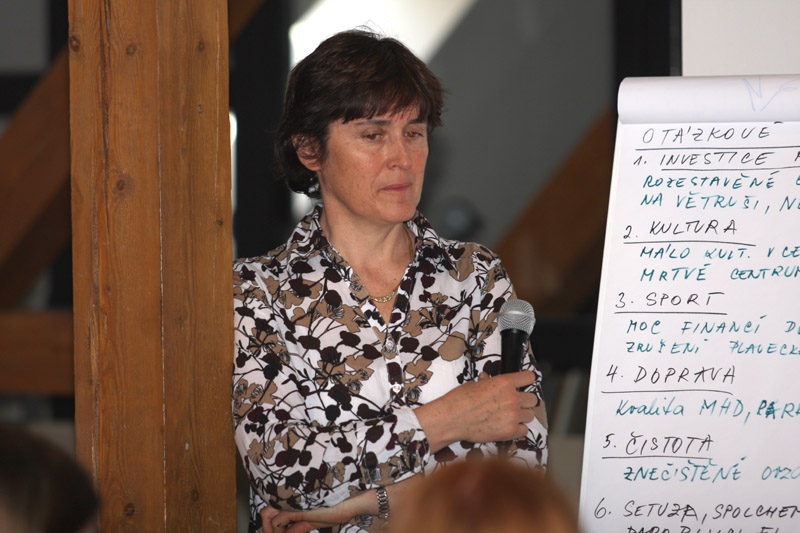 Dr. Ivana Bursíková při moderování besedy s primáterem a europoslancem