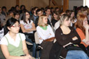 Na diskusi s europoslancem a primátorem dorazili do knihovny studenti Gymnazia Jateční i M. Šmejkala