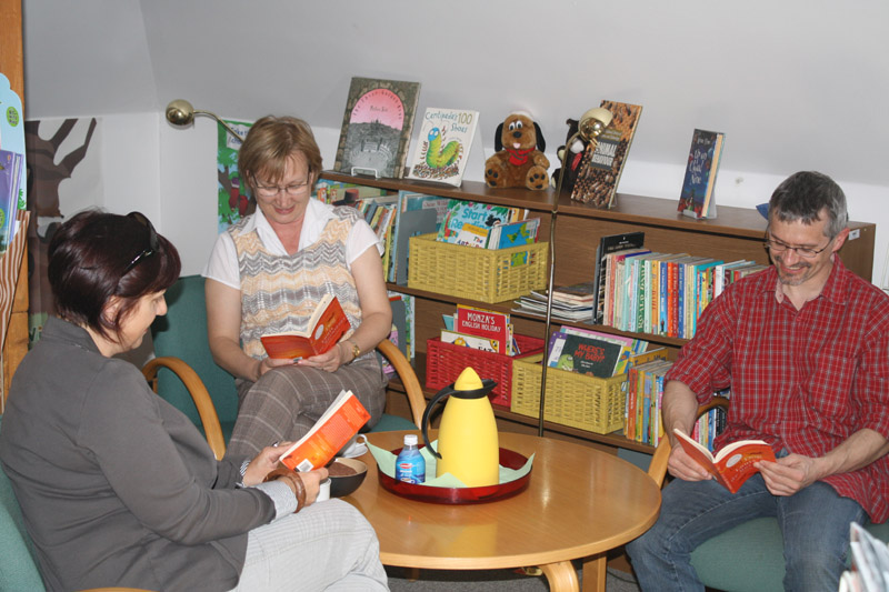 Účastníci Reading group při diskusi o sbírce povídek Luise de Berniérese Red Dog 14. května