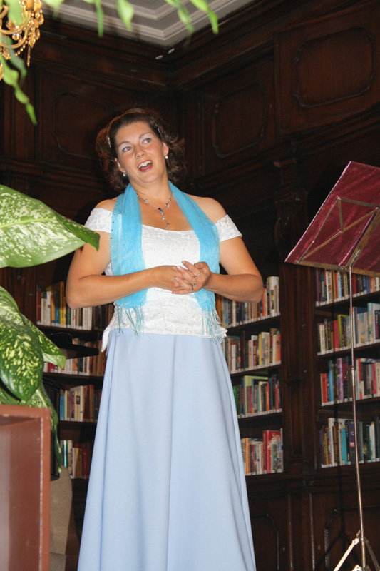 Členka souboru Bel canto během Operního písňového večera 14. září
