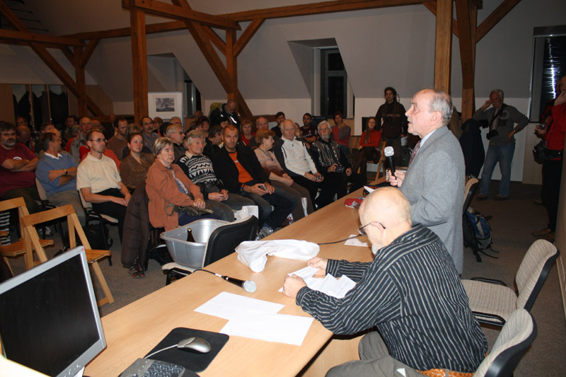 Křest knihy o historii severočeského horolezectví slovem i obrazem proběhl 16.listopadu. Hovoří ing. Zahálka, akci moderoval L. Kukačka