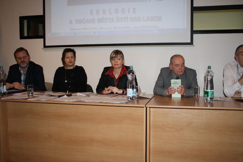 Záběry z besedy  s Jaroslavem Hovorkou (nalevo), Simonou Haymerovou, Zuzanou Kailovou,  Jaroslavem Zahálkou, Miloslavem Hladěnou a  Janem Zadražilem o ekologii v Ústí n.L., která se konala 12.1.2010