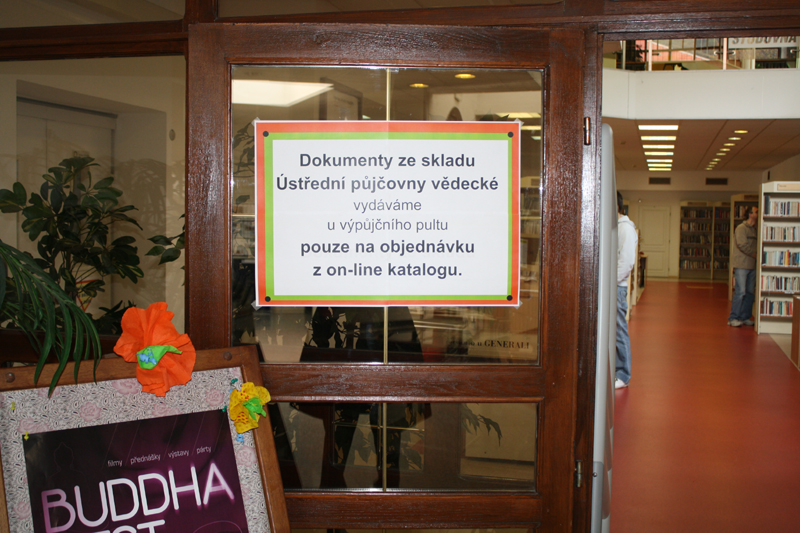 Hned u vchodu do půjčovny naučné literatury jsou čtenáři upozorněni, že si mohou objednávat knihy ze skladu v budvě i online