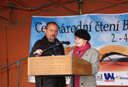 Knihovna se 2. dubna zapojila do celonárodního čtení z bible (na fotografii dr. Bünter z knihovny s pracovnicí zvukové knihovny Jitkou Houžvičkovou