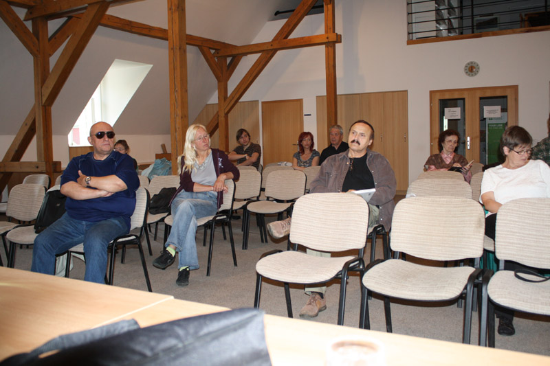 Jiří Kimla (nalevo), Světla Janoušková, Dominik Stroukal, Jiří Sádovský s manželkou a Mgr. Marie Peterková (vpozadí), Pavel Koukal   a Anna Stará (vpopředí) na výroční schůzi Severočeského klubu spisovatelů
