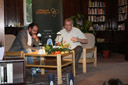 Herci ústeckého Činoherního divadla při představení Na kávě u spisovatele Johannese Urzidila 4.5.2010