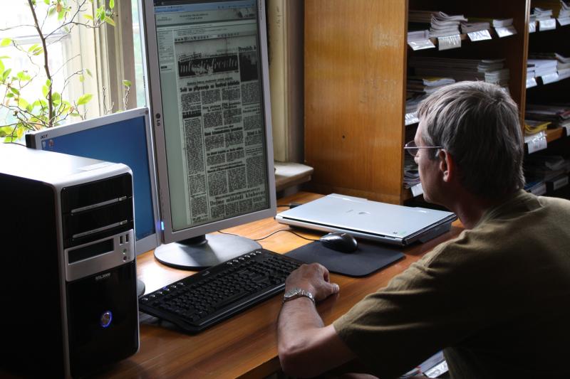 Ve studovně časopisů mají nově čtenáři speciální obrazovku umožňující číst digitalizované velkoplošné regionální tisky