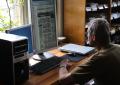 Ve studovně časopisů mají nově čtenáři speciální obrazovku umožňující číst digitalizované velkoplošné regionální tisky