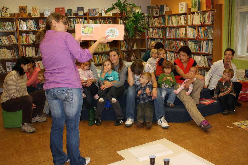Týden knihoven zahájila veselá skupina 12 dětí a jejich maminek. Jejich program  obsahoval čtení, malování, zpívání a hraní pro nejmenší děti, jejich rodiče a prarodiče, tentokrát na jablíčkové téma.