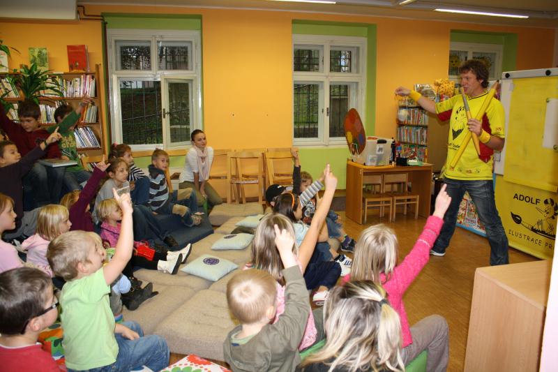 Při interaktivní show oblíbeného ilustrátora A. Dudka, určené veřejnosti, se 6. října skvěle bavilo 24 dětí různého věku a 11 dospělých.