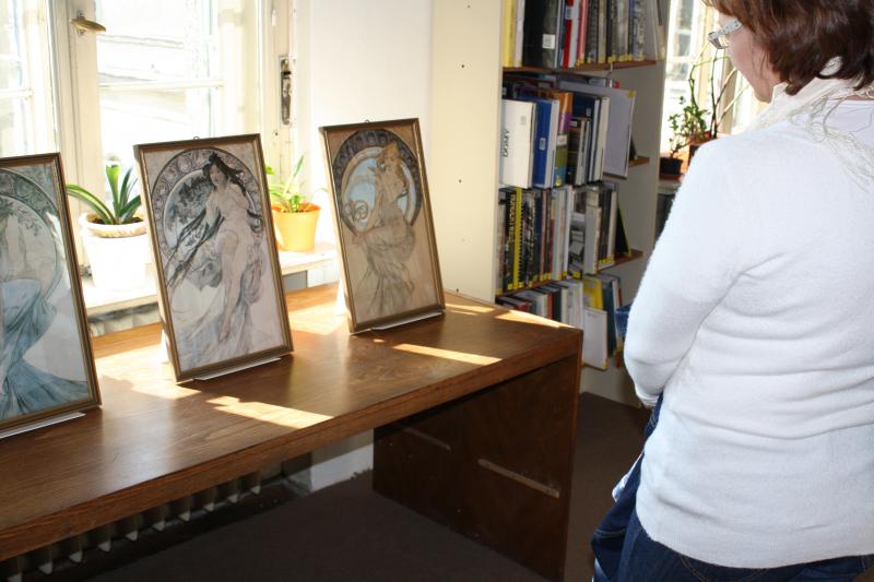 Výstavka dokumentů z fondů SVK, věnovaná světoznámému českému umělci A. Muchovi ve studovně výtvarného umění, byla prodloužena ještě na další období.