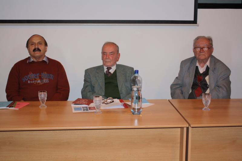 27. 10. proběhla beseda Muži 28. října 1918 na severu Čech a Václav Draxl (napravo sedí jeho vnuk),   moderovaná Jaroslavem Zahálkou (uprostřed) a autorské čtení Pavla Koukala (nalevo)