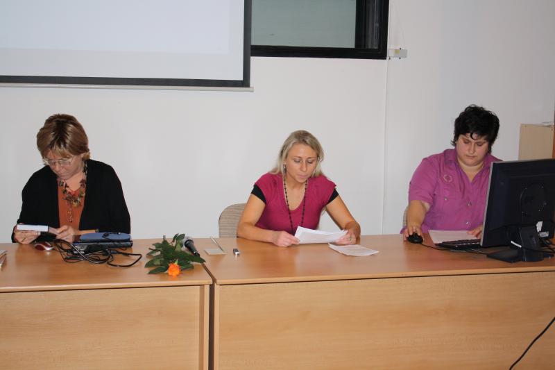18.-19.11. Žena jako subjekt a objekt dějepisného vyučování, přispěly i pracovnice knihovny Pavla Humlová a Denisa Szaffnerová (uprostřed a vpravo)